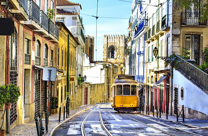 Fly Drive Lissabon naar Porto via de kustroute 8